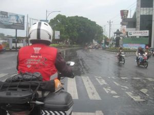 Foto Kondisi aspal basah perjalanan Solo-Bumiayu